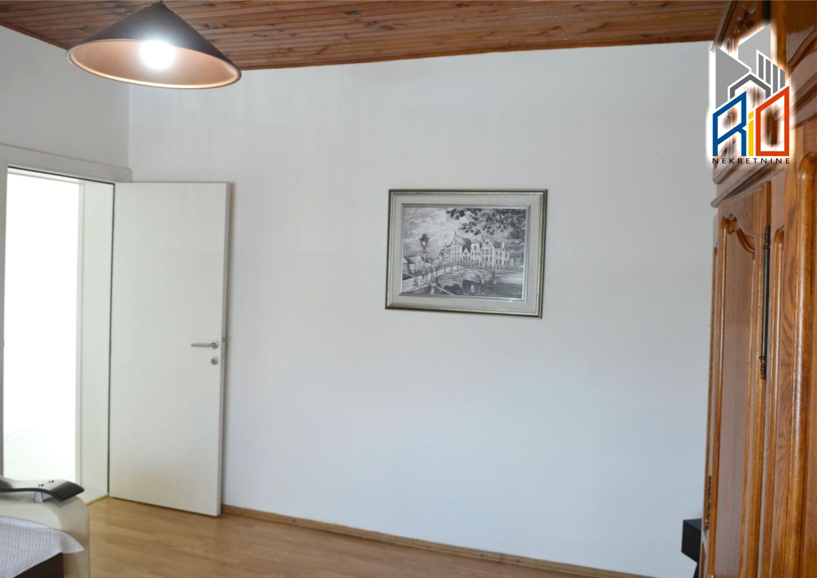 Dve useljive kuće blizu centra Uba slika 17